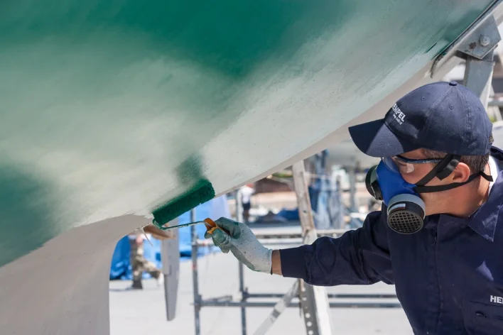 Antifouling uygulanmış yelkenli teknenin su altı